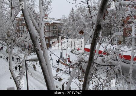 Der Sturm `Filomena` bedeckte im Januar 2021 die Straßen, Gehwege und Gebäude von Madrid Spanien mit einer weißen Schneedecke. /ANA BORNAY Stockfoto